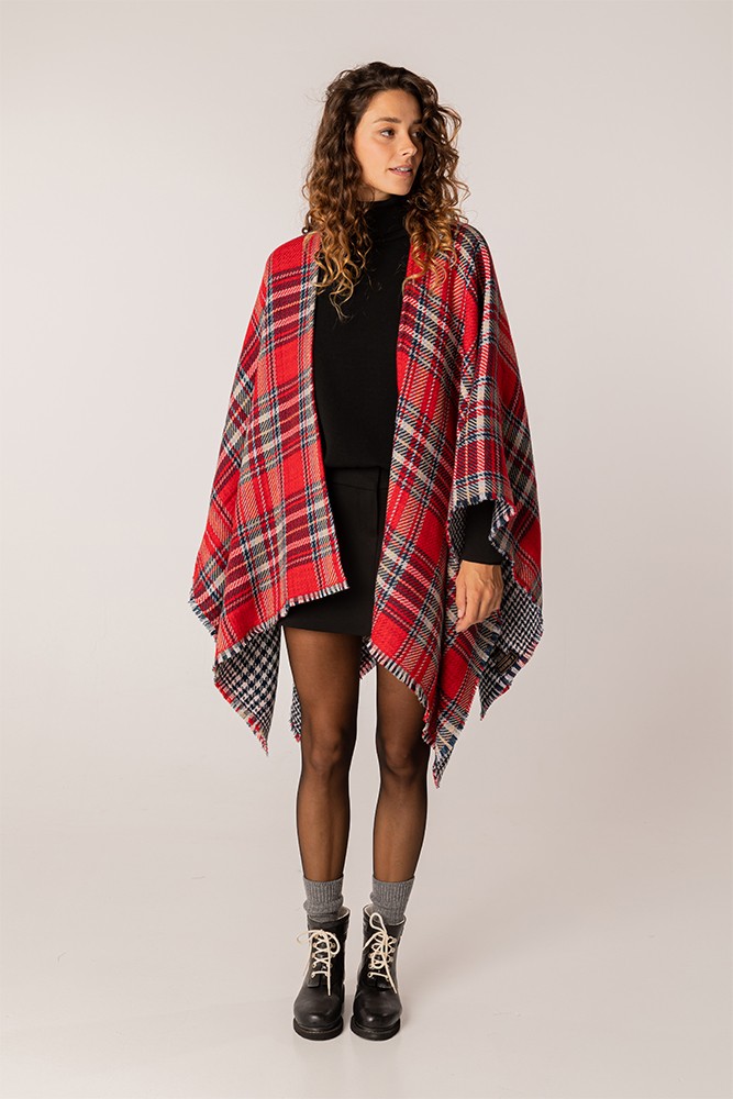 Reversible women's cape in red and blue